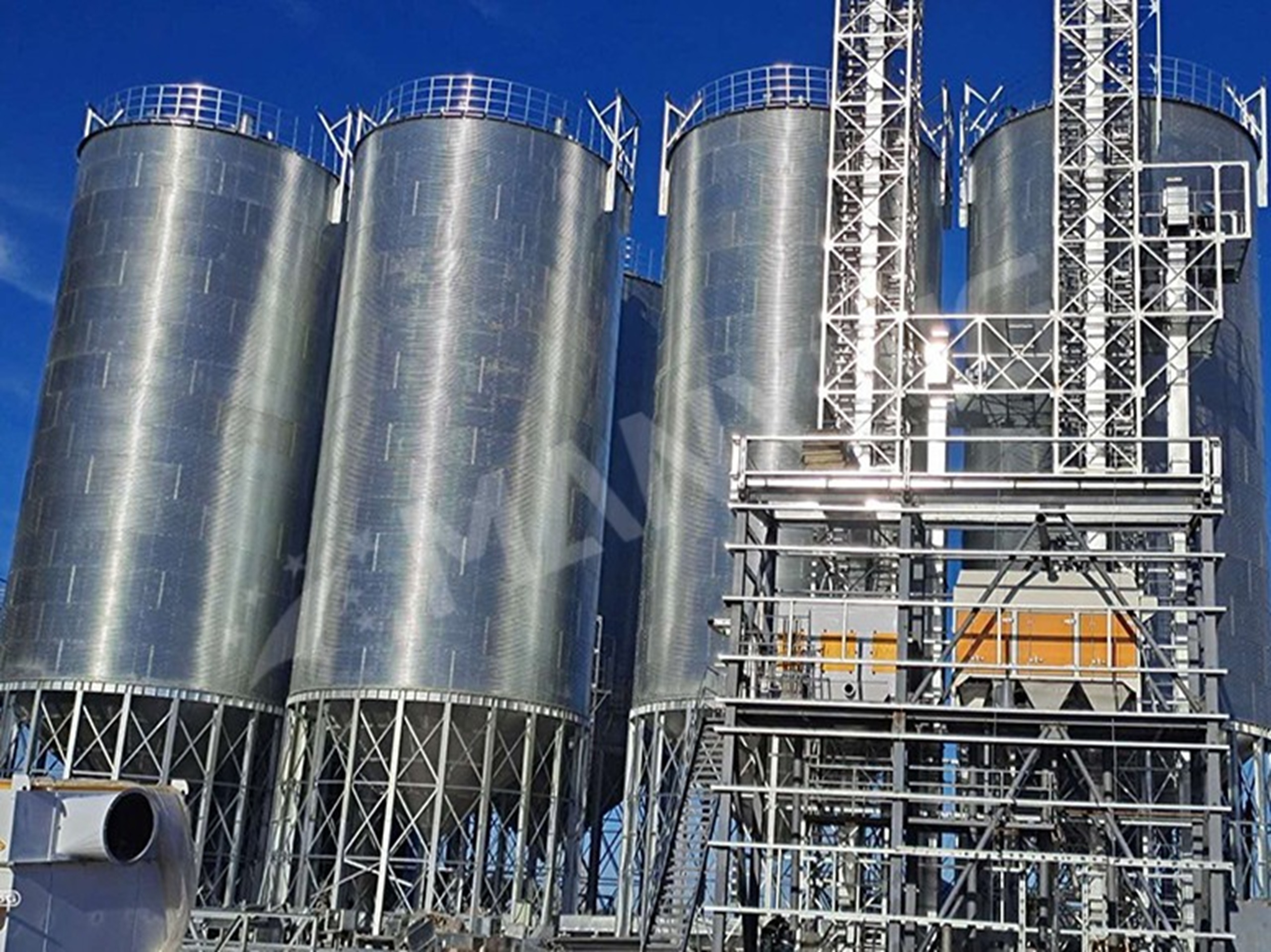 Requisitos de puesta a tierra de silos de acero para rayos.