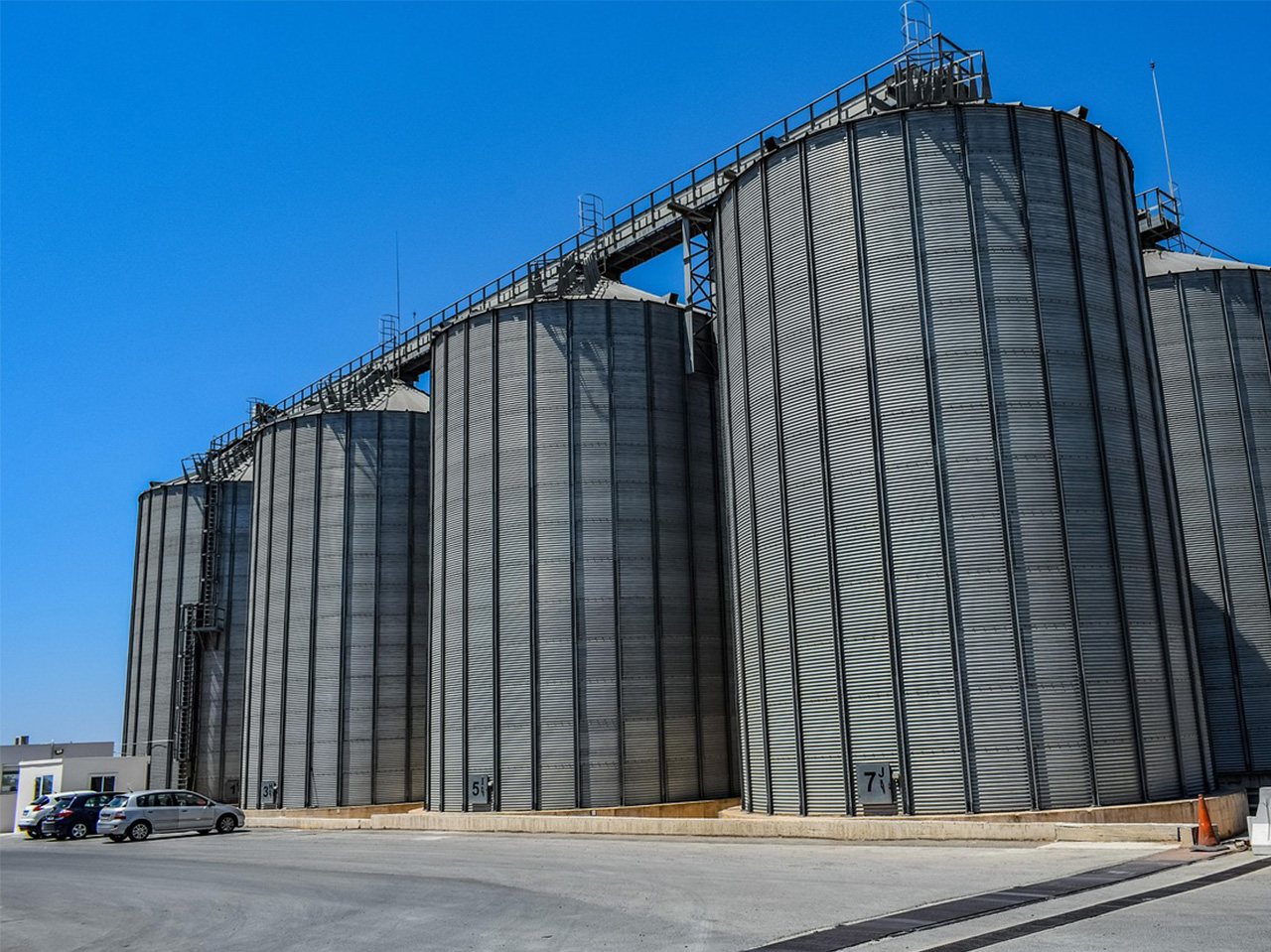 Silos comerciales de almacenamiento de granos para uso agr&iacute;cola e industrial a gran escala