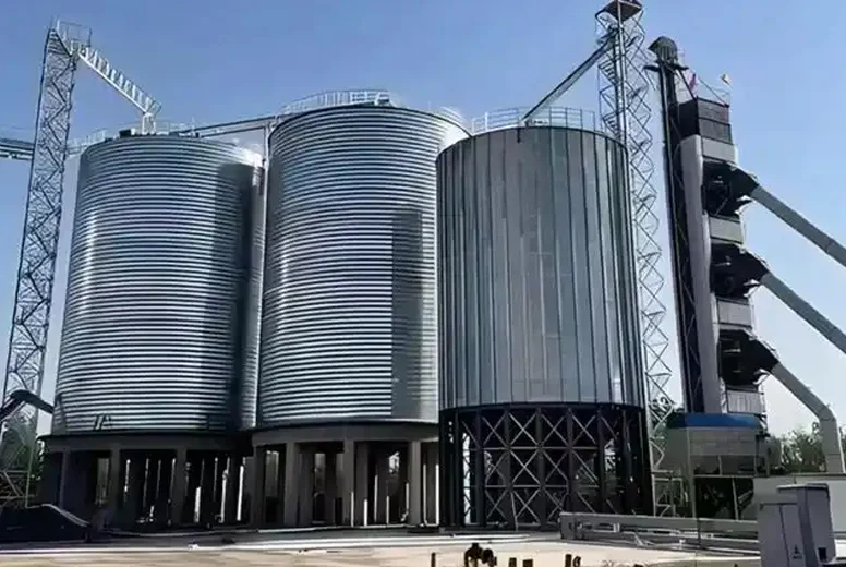 Concrete silo with moisture control